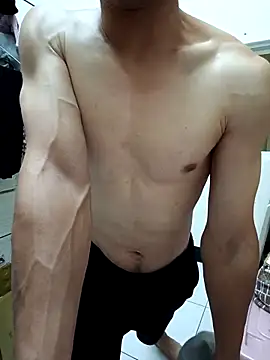 Snapshot of chiata410 chatting on 11/16/25, 04:12 chiata410 online show from 11/16/25, 04:12