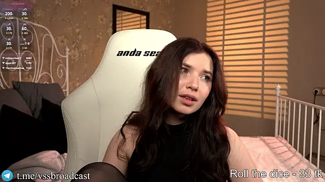 Snapshot of Hidden_boobs chatting on 12/20/24, 04:25 Hidden boobs online show from 12/20/24, 04:25