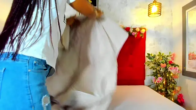 Snapshot of SilvannaFit chatting on 12/20/25, 10:33 SilvannaFit online show from 12/20/25, 10:33