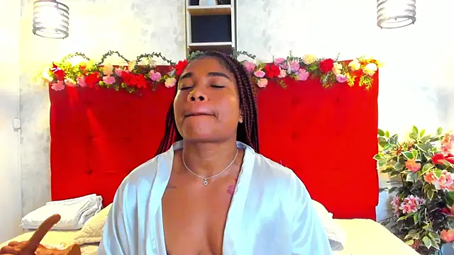 Snapshot of SilvannaFit chatting on 04/29/26, 05:30 SilvannaFit online show from 04/29/26, 05:30