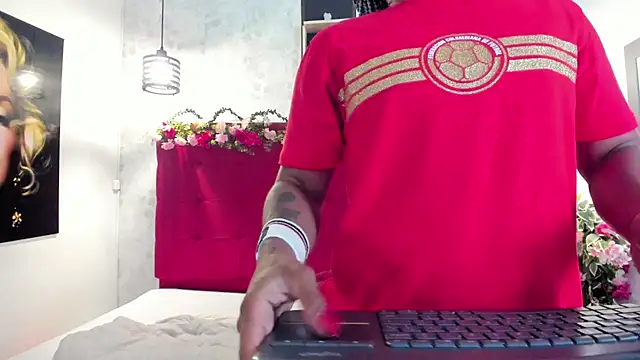 Snapshot of SilvannaFit chatting on 06/19/26, 11:25 SilvannaFit online show from 06/19/26, 11:25
