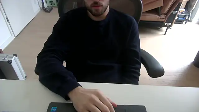 taallguyy 196 online show from 12/17/25, 11:05