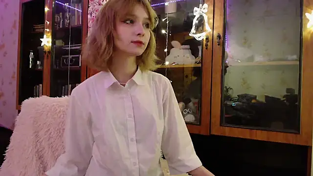 Snapshot of cloudgirrl chatting on 01/07/25, 10:30 cloudgirrl online show from 01/07/25, 10:30