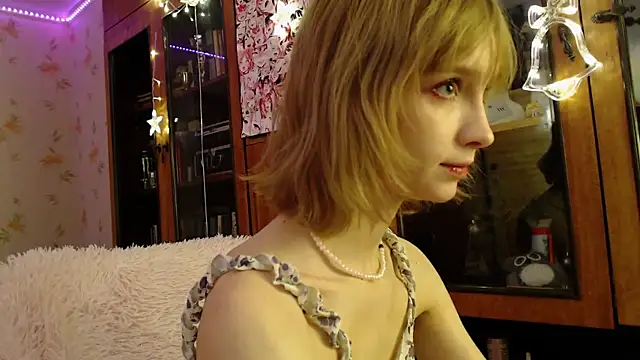 Snapshot of cloudgirrl chatting on 01/10/25, 10:15 cloudgirrl online show from 01/10/25, 10:15