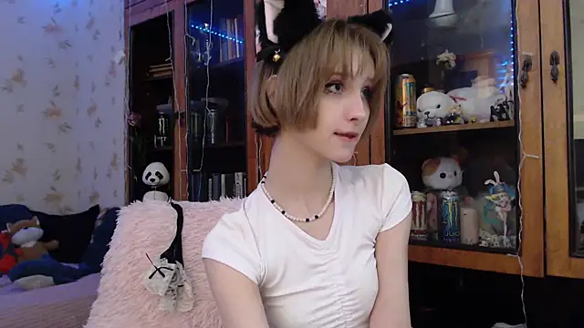 Snapshot of cloudgirrl chatting on 02/15/25, 10:52 cloudgirrl online show from 02/15/25, 10:52