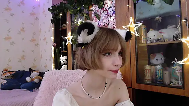 Snapshot of cloudgirrl chatting on 03/02/25, 01:15 cloudgirrl online show from 03/02/25, 01:15