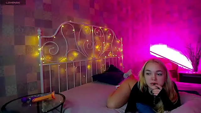 Snapshot of Christy_Little chatting on 02/01/25, 02:37 Christy Little online show from 02/01/25, 02:37