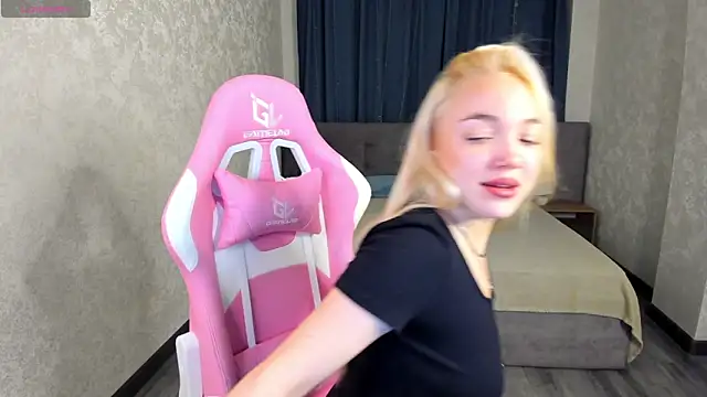 Snapshot of Christy_Little chatting on 02/10/25, 01:24 Christy Little online show from 02/10/25, 01:24