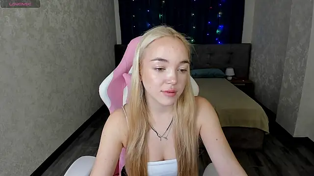 Snapshot of Christy_Little chatting on 02/17/25, 12:54 Christy Little online show from 02/17/25, 12:54