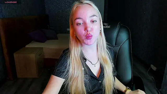 Snapshot of Christy_Little chatting on 02/28/25, 08:20 Christy Little online show from 02/28/25, 08:20