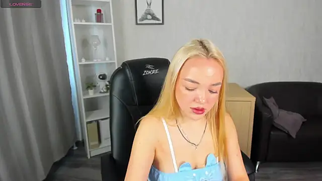 Snapshot of Christy_Little chatting on 03/05/25, 07:38 Christy Little online show from 03/05/25, 07:38