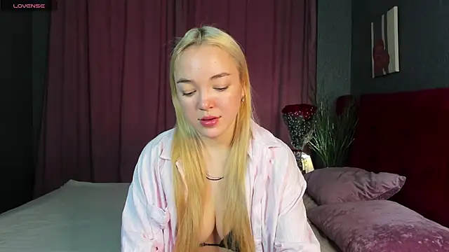 Snapshot of Christy_Little chatting on 03/06/25, 08:41 Christy Little online show from 03/06/25, 08:41