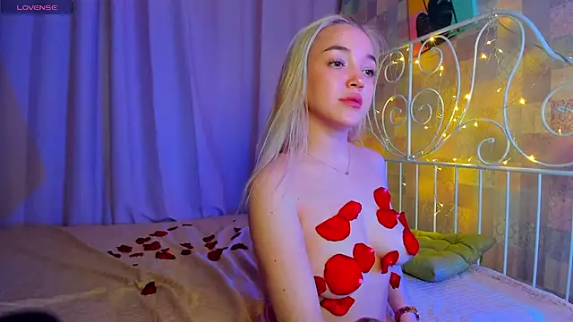 Snapshot of Christy_Little chatting on 03/11/25, 07:04 Christy Little online show from 03/11/25, 07:04