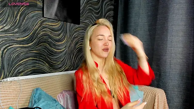 Snapshot of Christy_Little chatting on 03/15/25, 08:15 Christy Little online show from 03/15/25, 08:15