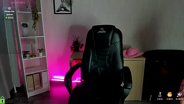 Snapshot of Christy_Little chatting on 09/09/25, 12:54 Christy Little online show from 09/09/25, 12:54