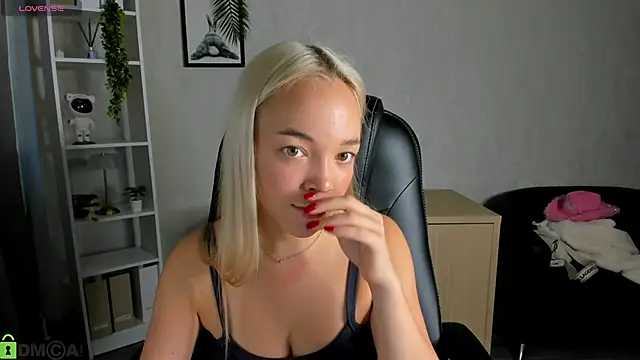 Snapshot of Christy_Little chatting on 09/10/25, 12:43 Christy Little online show from 09/10/25, 12:43