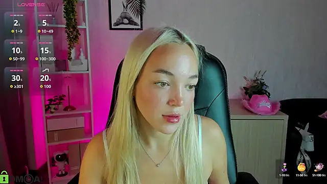 Snapshot of Christy_Little chatting on 09/17/25, 11:39 Christy Little online show from 09/17/25, 11:39