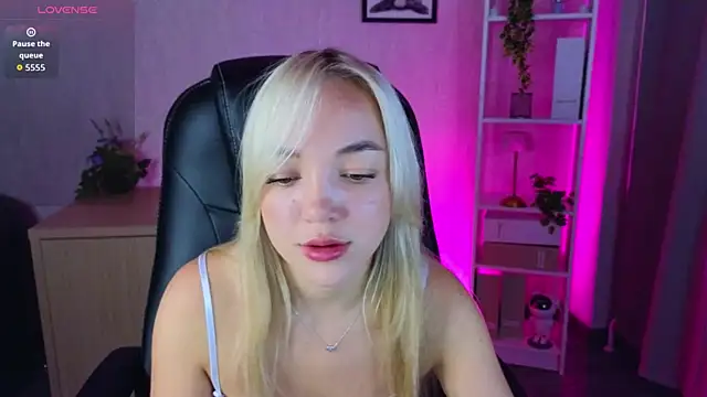 Snapshot of Christy_Little chatting on 09/22/25, 11:40 Christy Little online show from 09/22/25, 11:40