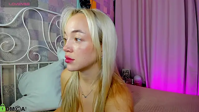 Snapshot of Christy_Little chatting on 09/24/25, 11:41 Christy Little online show from 09/24/25, 11:41