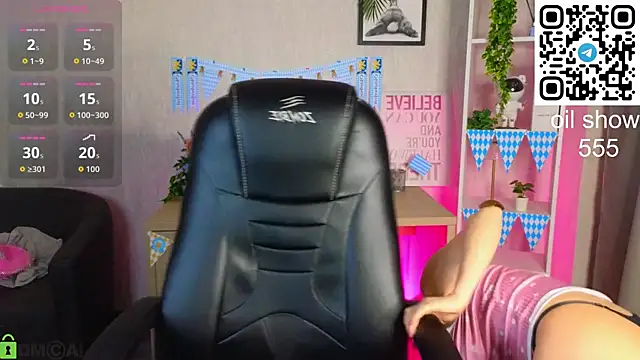 Snapshot of Christy_Little chatting on 09/25/25, 11:52 Christy Little online show from 09/25/25, 11:52