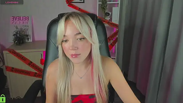 Snapshot of Christy_Little chatting on 10/26/25, 09:10 Christy Little online show from 10/26/25, 09:10