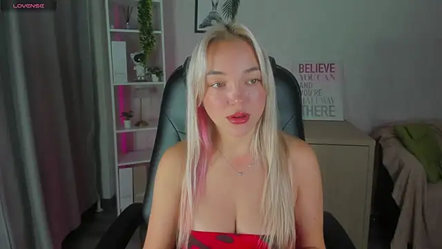 Snapshot of Christy_Little chatting on 11/04/25, 12:21 Christy Little online show from 11/04/25, 12:21