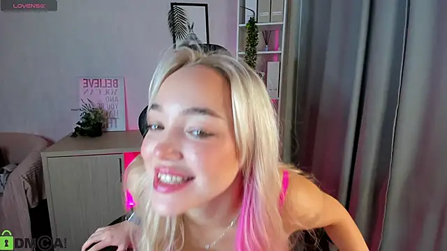 Snapshot of Christy_Little chatting on 11/13/25, 12:53 Christy Little online show from 11/13/25, 12:53