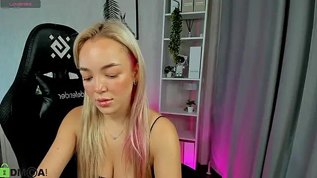 Snapshot of Christy_Little chatting on 11/17/25, 12:49 Christy Little online show from 11/17/25, 12:49