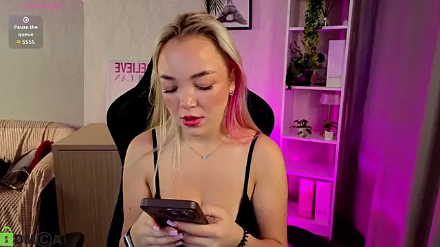 Snapshot of Christy_Little chatting on 12/02/25, 12:38 Christy Little online show from 12/02/25, 12:38