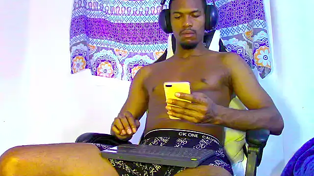 Snapshot of Amir_mikelsen chatting on 09/18/25, 08:11 Amir mikelsen online show from 09/18/25, 08:11