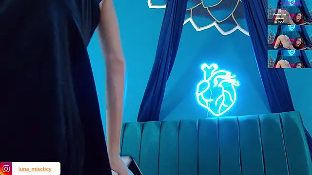 Snapshot of Lunamistyc chatting on 10/25/25, 07:52 Lunamistyc online show from 10/25/25, 07:52