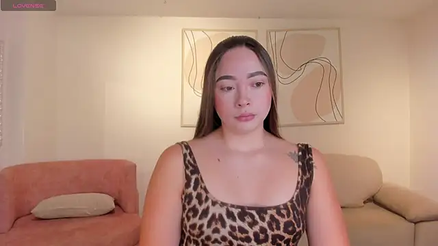 Snapshot of AlinaKravitz chatting on 05/19/26, 12:00 AlinaKravitz online show from 05/19/26, 12:00