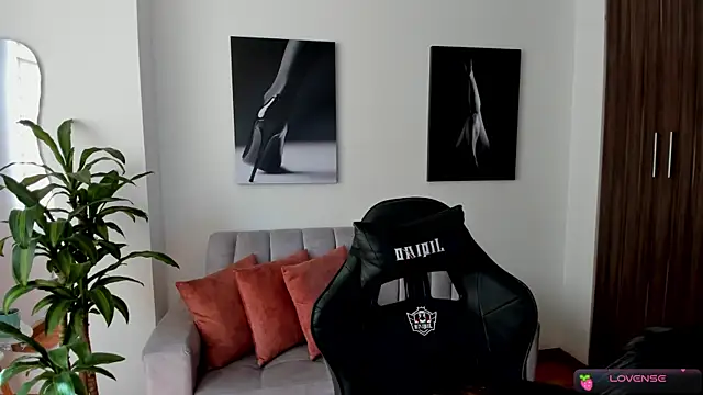 Snapshot of Emmy_petit chatting on 12/13/24, 03:11 Emmy petit online show from 12/13/24, 03:11