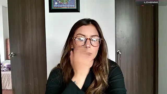 Snapshot of Emmy_petit chatting on 11/19/25, 07:36 Emmy petit online show from 11/19/25, 07:36