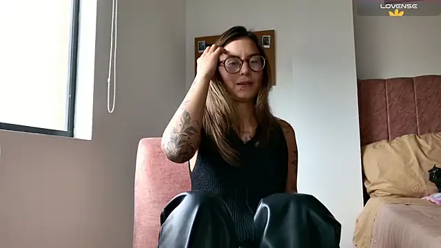 Snapshot of Emmy_petit chatting on 12/19/25, 08:05 Emmy petit online show from 12/19/25, 08:05