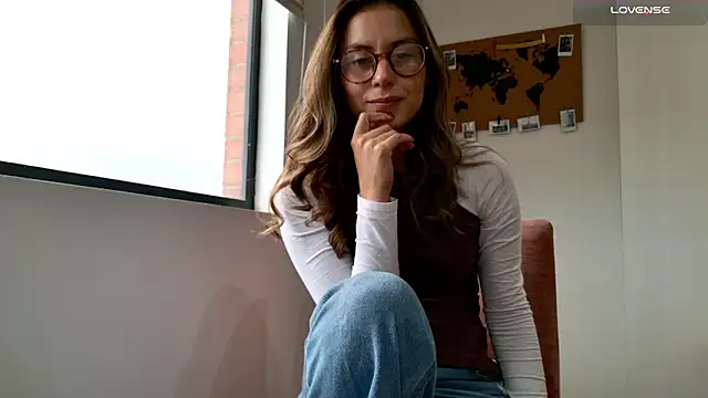 Snapshot of Emmy_petit chatting on 12/22/25, 08:28 Emmy petit online show from 12/22/25, 08:28