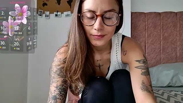 Snapshot of Emmy_petit chatting on 03/04/26, 05:19 Emmy petit online show from 03/04/26, 05:19