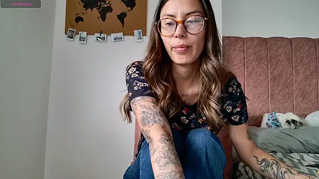 Snapshot of Emmy_petit chatting on 04/08/26, 06:08 Emmy petit online show from 04/08/26, 06:08