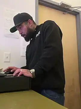 Snapshot of jr91esl chatting on 02/01/25, 02:37 jr91esl online show from 02/01/25, 02:37