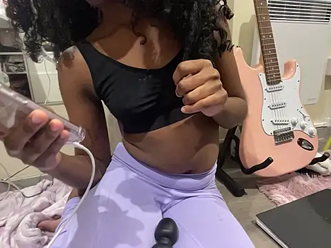 Snapshot of iveedie017 chatting on 12/02/25, 01:22 iveedie017 online show from 12/02/25, 01:22