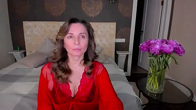 Snapshot of AllisonWilliams chatting on 02/06/25, 07:40 AllisonWilliams online show from 02/06/25, 07:40