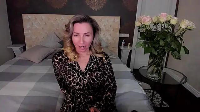 Snapshot of AllisonWilliams chatting on 09/29/25, 05:18 AllisonWilliams online show from 09/29/25, 05:18