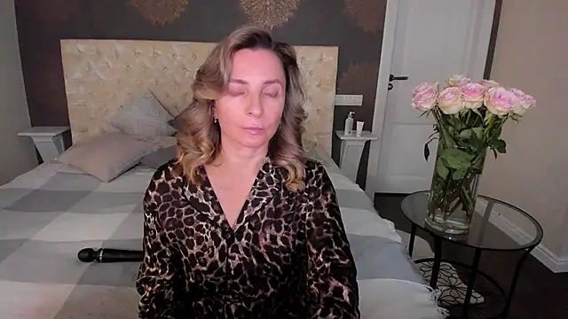 Snapshot of AllisonWilliams chatting on 10/06/25, 04:37 AllisonWilliams online show from 10/06/25, 04:37