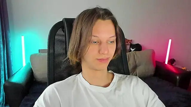 Snapshot of Ostin_meow chatting on 04/13/26, 12:32 Ostin meow online show from 04/13/26, 12:32