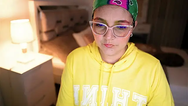 Snapshot of Camilaa_bueno chatting on 10/10/25, 12:20 Camilaa bueno online show from 10/10/25, 12:20