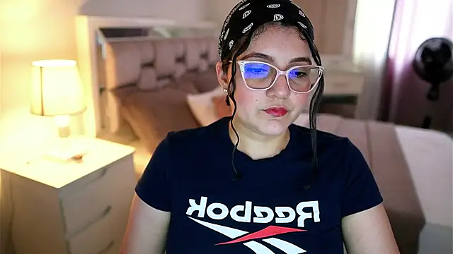 Snapshot of Camilaa_bueno chatting on 02/15/26, 09:33 Camilaa bueno online show from 02/15/26, 09:33