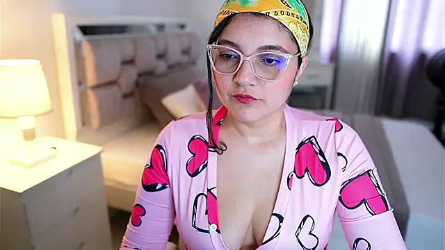 Snapshot of Camilaa_bueno chatting on 02/23/26, 07:44 Camilaa bueno online show from 02/23/26, 07:44