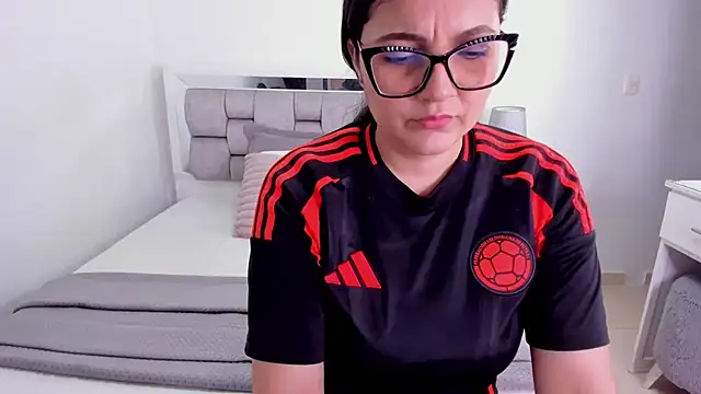Snapshot of Camilaa_bueno chatting on 06/29/26, 12:17 Camilaa bueno online show from 06/29/26, 12:17