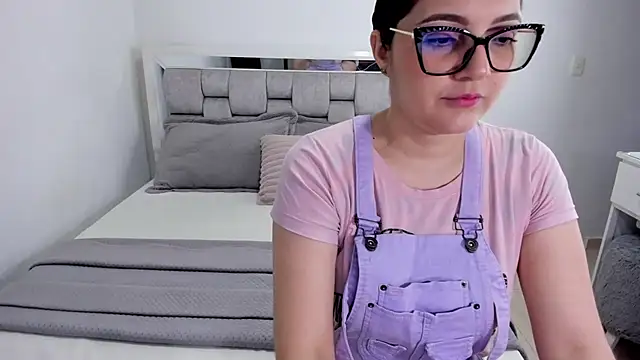 Snapshot of Camilaa_bueno chatting on 07/13/26, 11:18 Camilaa bueno online show from 07/13/26, 11:18