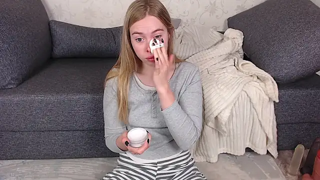 Snapshot of sofiaa_here chatting on 05/21/26, 12:06 sofiaa here online show from 05/21/26, 12:06
